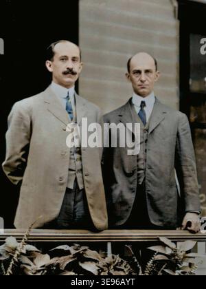 Orville Wright (1871–1948) und Wilbur Wright (1867–1912), Pioniere der Luftfahrt, stehen 1909 auf der Veranda in der 7 Hawthorn Street in Dayton, Ohio. Dieses Archivfoto fängt einen bedeutenden Moment in der Geschichte der Luftfahrt während ihrer ersten Jahre der Flugversuche ein. Stockfoto