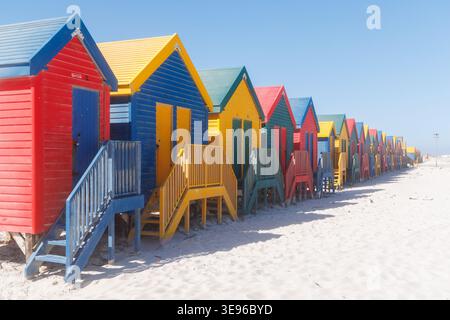 Farbenfrohe Strandhütten am Muizenberg Beach in Kapstadt, berühmte Küstenszene an einem sonnigen Tag Stockfoto
