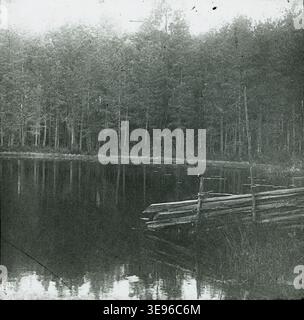 Dieses Archivfoto aus der Zeit um 1900 zeigt den Kärnstasjön-See in Nykvarn, der sich in der Pfarrei Turinge befindet. Das Bild fängt das ruhige Wasser und die umliegende Landschaft ein und dokumentiert die natürliche Schönheit der Region. Stockfoto