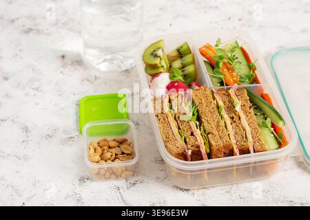 Nahrhafte Lunchbox mit frischen Zutaten für Arbeit oder Schule Stockfoto