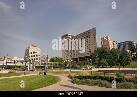 Kansas City, Missouri, USA - 7. August 2025: Das Westin Kansas City im Crown Center. City Street mit Architekturgebäude Westin Kansas City at Stockfoto