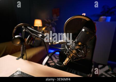 Nahaufnahme des Podcast-Mikrofons und der Kopfhörer für Blogger-Streaming und -Aufnahme im Heimstudio. Unterstützung von Marketing für kreative Wirtschaft, Live-Übertragung, Audio-Branding Stockfoto