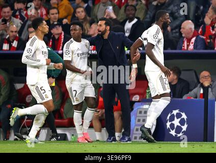 MÜNCHEN – 15. APRIL: Alvaro Arbeloa Cheftrainer von Real Madrid gibt Vinicius Junior von Real Madrid, Jude Bellingham von Real Madrid, Antonio Rüdiger von Real Madrid während des zweiten Leg-Spiels der UEFA Champions League 2025/26 zwischen dem FC Bayern München und Real Madrid CF in der Football Arena München am 15. April 2026 in München, Deutschland. © diebilderwelt / Alamy Stock Stockfoto