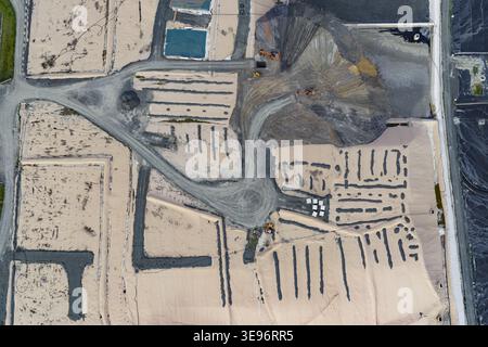 Luftaufnahme einer Industriebau mit Baggern, Erdarbeiten und geotextilen Fundamenten in Pomarance, Toskana, Italien. Stockfoto