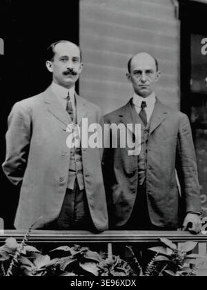 Orville Wright (1871–1948) und Wilbur Wright (1867–1912), Pioniere der Luftfahrt, stehen 1909 auf der Veranda in der 7 Hawthorn Street in Dayton, Ohio. Dieses Foto zeigt die Brüder während ihrer ersten Experimente im motorisierten Flug. Stockfoto