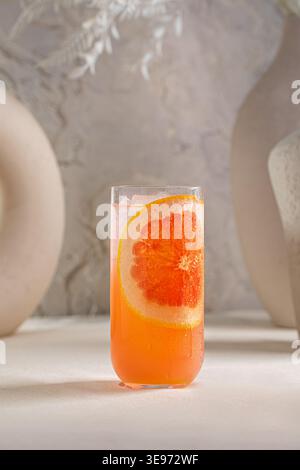 Grapefruitcocktail mit Zitrusscheiben und Eis Stockfoto