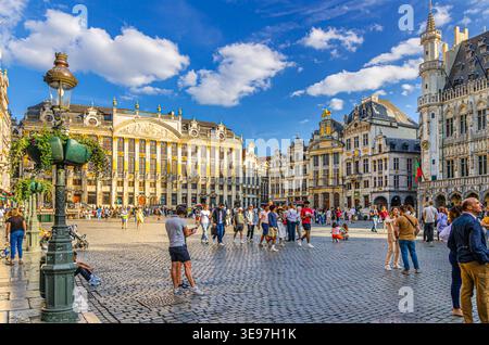 Brüssel, Belgien, 7. Juli 2023: Der Grand-Place Grote Markt großer Marktplatz im historischen Zentrum Brüssels mit Menschenmassen Touristen, House of Stockfoto