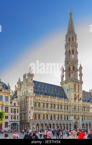 Brüssel, Belgien, 7. Juli 2023: Der Grand-Place Grote Markt großer Marktplatz im historischen Zentrum Brüssels mit Menschenmassen Touristen, Town Hal Stockfoto