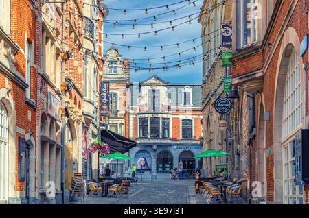 Leuven, Belgien, 7. Juli 2023: Fußgängerzone mit Tischen und Stühlen von Restaurants in der Altstadt von Leuven, Flämische Region, Flem Stockfoto