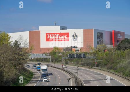Stadtautobahn A 100, Möbel Höffner, Sachsendamm, Schöneberg, Berlin, Deutschland *** Stadtautobahn A 100, Möbel Höffner, Sachsendamm, Schöneberg, Berlin, Deutschland Stockfoto