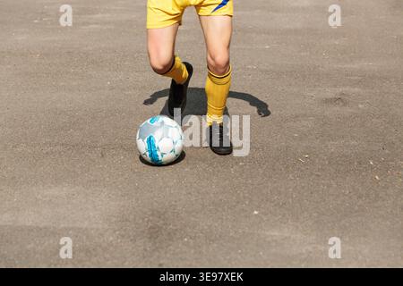 Fußball-Ballkontrolle mit Füßen aus nächster Nähe Stockfoto