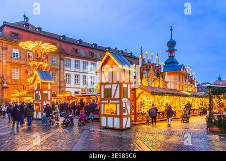 Bamberg, Deutschland - 28. November 2025. Weihnachtsmarkt, eine der schönsten Kleinstädte in Oberfranken - Bayern. Stockfoto