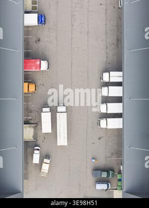 Luftaufnahme eines Logistikzentrums mit mehreren Lkw, die zwischen den Lagergebäuden in Taiwan geparkt sind. Stockfoto