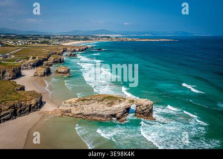 Blick aus der Vogelperspektive auf den Rocky Coastal Arch und das türkisfarbene Meer mit Sandstränden und Klippen, spanien Stockfoto