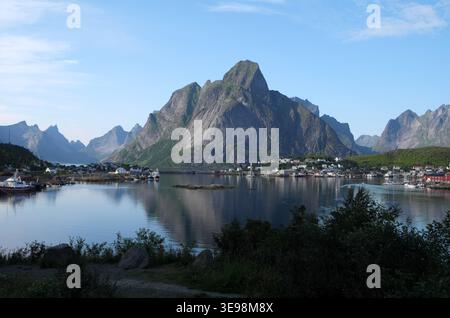 Fischerdorf reine, Lofoten-Inseln, Nordland, Norwegen. Stockfoto