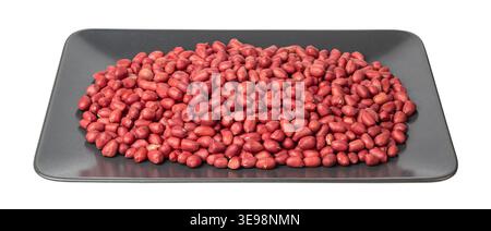 Erdnüsse auf schwarzer Platte isoliert, geröstete Arachis Nüsse Stapel, Haufen von Erbsennuss, ganze Erdnuss mit Schale, rote Erdnuss auf weißem Hintergrund Stockfoto