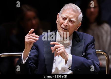 Leipzig, Deutschland. April 2026. Der 98-jährige Herbert Blomstedt dirigiert das Gewandhausorchester. Der 1927 geborene Dirigent möchte 2027 anlässlich seines 100. Geburtstags sein eigenes Geburtstagskonzert im Gewandhaus in Leipzig dirigieren. Quelle: Jan Woitas/dpa/Alamy Live News Stockfoto