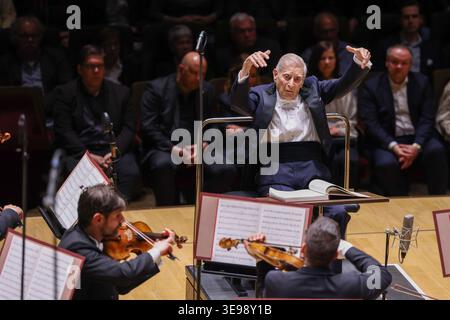 Leipzig, Deutschland. April 2026. Der 98-jährige Herbert Blomstedt dirigiert das Gewandhausorchester. Der 1927 geborene Dirigent möchte 2027 anlässlich seines 100. Geburtstags sein eigenes Geburtstagskonzert im Gewandhaus in Leipzig dirigieren. Quelle: Jan Woitas/dpa/Alamy Live News Stockfoto