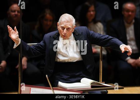 Leipzig, Deutschland. April 2026. Der 98-jährige Herbert Blomstedt dirigiert das Gewandhausorchester. Der 1927 geborene Dirigent möchte 2027 anlässlich seines 100. Geburtstags sein eigenes Geburtstagskonzert im Gewandhaus in Leipzig dirigieren. Quelle: Jan Woitas/dpa/Alamy Live News Stockfoto