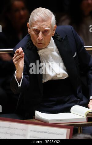Leipzig, Deutschland. April 2026. Der 98-jährige Herbert Blomstedt dirigiert das Gewandhausorchester. Der 1927 geborene Dirigent möchte 2027 anlässlich seines 100. Geburtstags sein eigenes Geburtstagskonzert im Gewandhaus in Leipzig dirigieren. Quelle: Jan Woitas/dpa/Alamy Live News Stockfoto