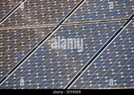 Ein Nahbild oder Solarpaneele auf einem gekachelten Hausdach Stockfoto