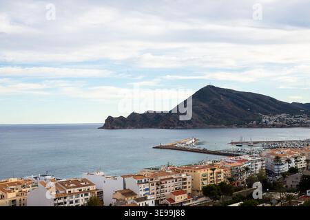 Die Küstenstadt Altea in Spanien mit ihrem Yachthafen, dem wunderschönen Mittelmeer und den majestätischen Bergen an einem bewölkten Tag ist perfekt für einen Familienurlaub Stockfoto