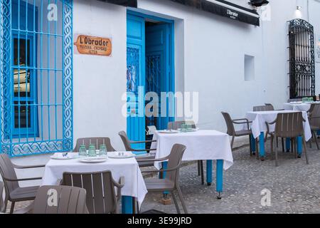 Charmantes Restaurant im Freien in Altea, Spanien, mit hellen blauen Akzenten an weißen Wänden für eine klassische mediterrane Atmosphäre Stockfoto