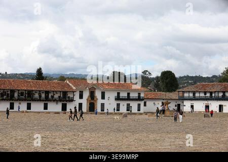 Villa de Leyva, Kolumbien - 03. Februar 2026. Hauptplatz der historischen Stadt Villa de Leyva im Departement Boyaca in Kolumbien Stockfoto