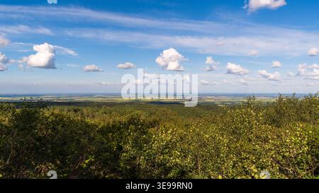 Ein atemberaubender Blick vom Manitoba Escarpment zeigt Flickenteppichfelder unter dem Sommerhimmel. Stockfoto