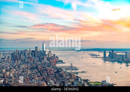 Ein Hochwinkelpanorama fängt das dicht bepackte Finanzviertel der Innenstadt von Manhattan, New York City, USA, mit dem ausgedehnten East River ein. Stockfoto