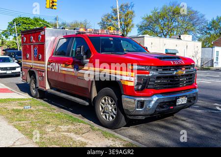 FDNY New York Feuerwehrauto mit Rettungskörper, robuster roter Chevrolet Pickup mit Notlichtern Stockfoto