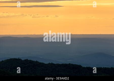Washington DC am Horizont bei Sonnenaufgang vom Skyline Drive im Shenandoah National Park Stockfoto