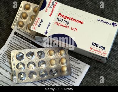 Close-up-Makro von Progesteron 100 mg Weichkapseln, Blisterpackungen und Packungsbeilage für mögliche Nebenwirkungen bei HRT-Medikamenten Stockfoto