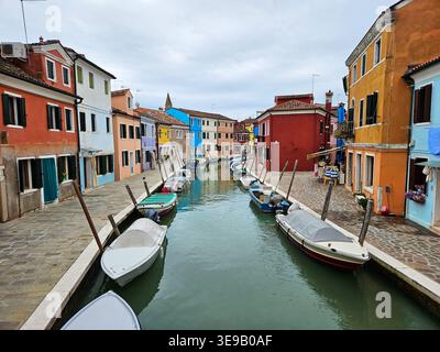 Bunte Häuser säumen einen Kanal auf der Insel Burano Stockfoto