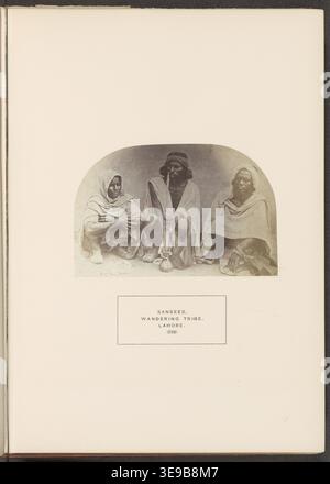 Dieses anonyme Foto aus dem Jahr 1862 zeigt drei Mitglieder des Sansi-Stammes aus Lahore, dargestellt mit einer traditionellen Wasserpfeife. Die Sansi sind eine historisch nomadische Gruppe in Indien, und dieses Porträt ist Teil der Serie *The People of India*, die eine visuelle Aufzeichnung der verschiedenen Stämme und Rassen Hindustans liefert. Das Foto bietet einen Einblick in die Lebensweise der Sansi und ihre kulturellen Praktiken im 19. Jahrhundert. Stockfoto