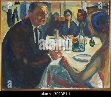 Edvard Munch (1863–1944) malte zwischen 1925 und 1926 Selbstporträt am Hochzeitstisch. Diese Arbeit erfasst Munchs komplexe Sicht auf Beziehungen und die emotionalen Wirren, die er mit der Ehe in Verbindung brachte. Das Archivbild dokumentiert diese emotionale Selbstuntersuchung und die Perspektive des Künstlers auf persönliche Verbindungen. Stockfoto