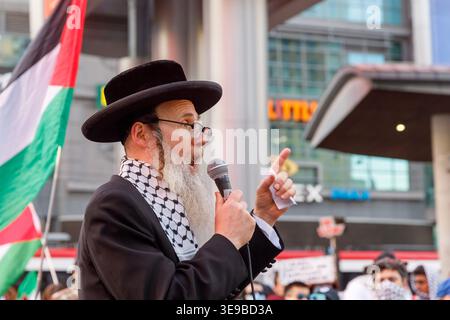 Toronto, Kanada. April 2026. Der antizionistische Rabbiner spricht bei palästinensischen Gefangenen auf dem Sankofa-Platz und argumentiert, dass Israel nicht für "Weltjudentum" spreche und dass Juden sich für die palästinensischen Rechte einsetzen sollten. Quelle: A Duan/Alamy Live News Stockfoto