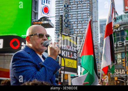 Toronto, Kanada. April 2026. Demonstrator spricht, der die Situation in Gaza mit der Situation in Irland und Nordirland im 19. Und 20. Jahrhundert vergleicht. Quelle: A Duan/Alamy Live News Stockfoto