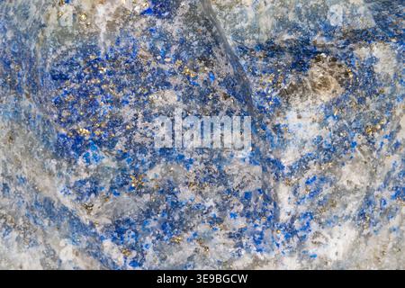 Tiefblaue Mineraltextur mit Goldflecken und kristallinem Schimmer, samtige Steinoberfläche ideal für Schmuck-Branding und Premium-Hintergründe, satter Sat Stockfoto