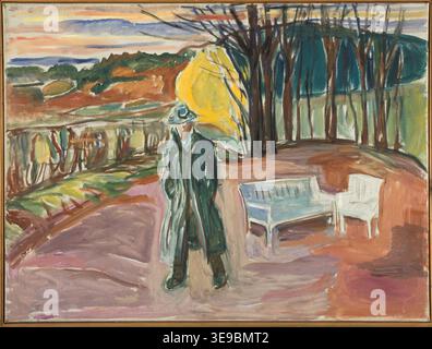 Edvard Munch (1863–1944) schuf in den letzten Lebensjahren 1942 Self-Portrait von The Arbour. Dieses Selbstporträt fängt den Künstler in einem Moment der Einsamkeit und Reflexion ein, umgeben von der Natur, und symbolisiert sowohl Isolation als auch Introspektion in seinen späteren Jahren. Das Archivbild dokumentiert diese emotionale Auseinandersetzung mit Altern und persönlicher Einsamkeit. Stockfoto