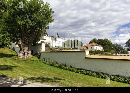 Wanderweg mit Blick auf Schloss Stenhammar, königliches Landgut, König Carl XVI Gustaf, Schutzmauer, Flen, Soedermanland County, Schweden Stockfoto
