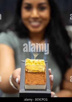 Toronto, Kanada. April 2026. Ein Verkäufer zeigt Tiramisu beim T.O. Food & Drink fest in Toronto, Kanada, 17. April 2026. Die dreitägige jährliche Veranstaltung mit über 150 Ausstellern begann hier am Freitag mit einer großen Auswahl an Speisen und Getränken. Quelle: Zou Zheng/Xinhua/Alamy Live News Stockfoto