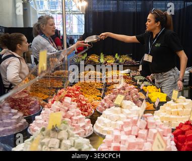Toronto, Kanada. April 2026. Menschen probieren Essen beim T.O. Food & Drink fest in Toronto, Kanada, 17. April 2026. Die dreitägige jährliche Veranstaltung mit über 150 Ausstellern begann hier am Freitag mit einer großen Auswahl an Speisen und Getränken. Quelle: Zou Zheng/Xinhua/Alamy Live News Stockfoto