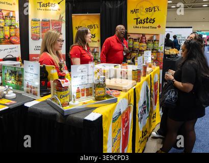 Toronto, Kanada. April 2026. Besucher besuchen das T.O. Food & Drink fest in Toronto, Kanada, 17. April 2026. Die dreitägige jährliche Veranstaltung mit über 150 Ausstellern begann hier am Freitag mit einer großen Auswahl an Speisen und Getränken. Quelle: Zou Zheng/Xinhua/Alamy Live News Stockfoto