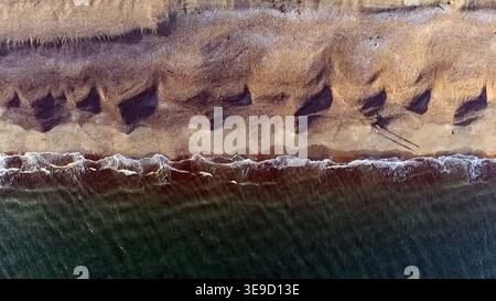 Geometric Shoreline: Luftaufnahme von Shingle Beach und Küstenschatten in Southsea, Portsmouth Stockfoto