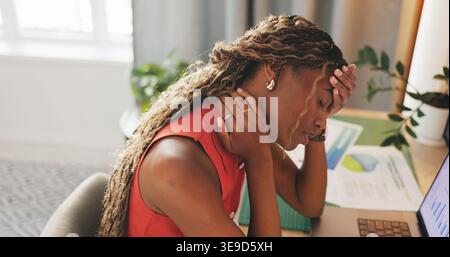 Business, Nackenschmerzen und schwarze Frau im Büro, Laptop für Economy-Statistiken und Stress. Afrikanische Person, Investor und Mitarbeiter am Arbeitsplatz, Kopfschmerzen und Stockfoto
