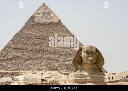 Große Sphinx von Gizeh und die Pyramide von hafre auf dem Gizeh-Plateau in Ägypten. Stockfoto