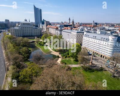 Schkeuditz, Deutschland. April 2026. Die Sonne scheint auf die Leipziger Innenstadt mit Schwanenteich, Oper und Stadthochhaus. (Luftaufnahme mit Drohne) Credit: Jan Woitas/dpa/Alamy Live News Stockfoto