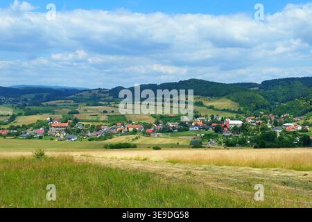 Malerische Sommerlandschaft eines Resortgebietes im Sudetenland, Polen. Stockfoto