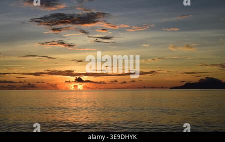 Flammender Sonnenuntergang über dem Indischen Ozean in den tropischen Seychellen. Stockfoto
